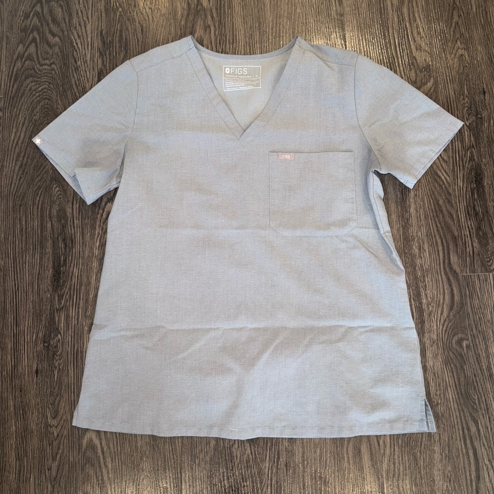 FIGS Women’s Scrub Set in Light Gray